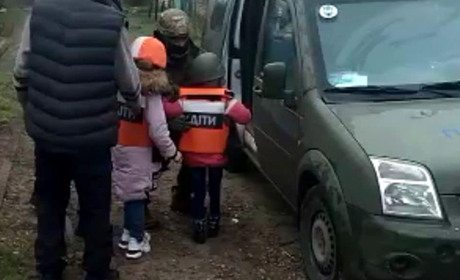 Родину з п'ятьма дітьми евакуювали з села Веселе на Херсонщині. ВІДЕО