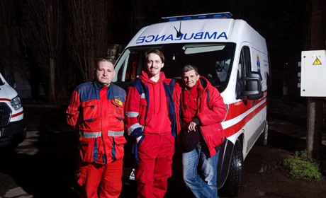 Стікала кров'ю: на Одещині медики рятували жінку, якій кішка прокусила променеву артерію