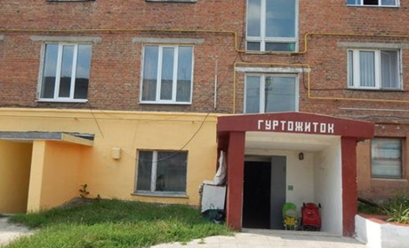 Мешканців соціального гуртожитку у Тростянці забезпечили безперебійним теплом: хто допомагав