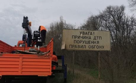 На дорогах лівобережжя Херсонщини загарбники демонтують українські дорожні покажчики