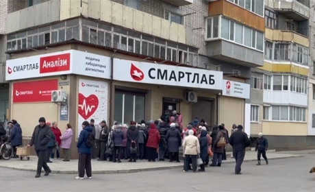 У Каховці росіяни роздають гуманітарку у лабораторії