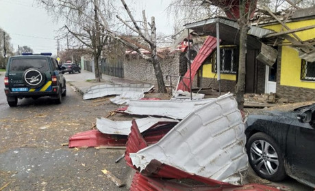 Правоохоронці фіксують наслідки ворожих обстрілів Нікополя 5 квітня