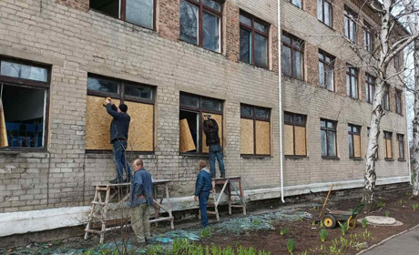 У Покровському районі ліквідовують наслідки російського обстрілу