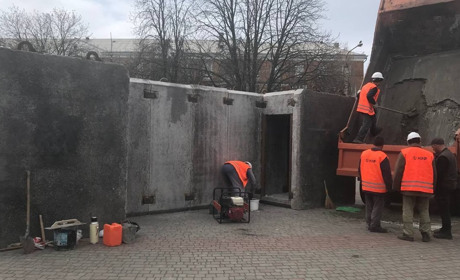 У Нікополі триває процес встановлення модульних бетонних укриттів