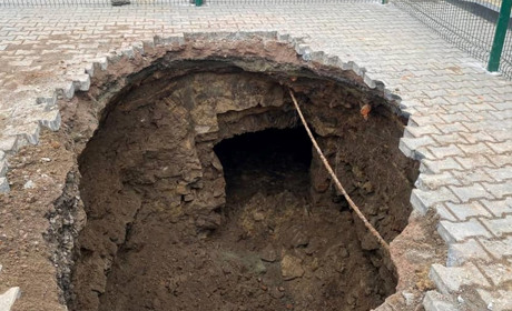 У проваллі в центрі Звягеля видно підземну споруду