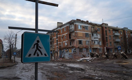 Вибігали з вогню: поліцейські вивезли з Бахмуту мешканців згорілої багатоповерхівки. Відео