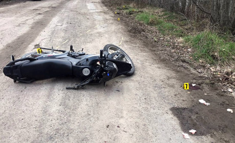 У Клесівській громаді мотоцикліст та пасажир впали з двоколісного: обох госпіталізували