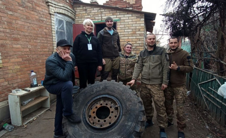 Перевзули Урал: Людмила Кривошей, Ольга Отрохова і Вікторія Катриченко допомагають холодноярівцям