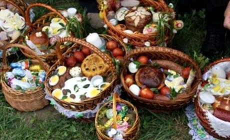 Що символізують головні продукти у пасхальному кошику?