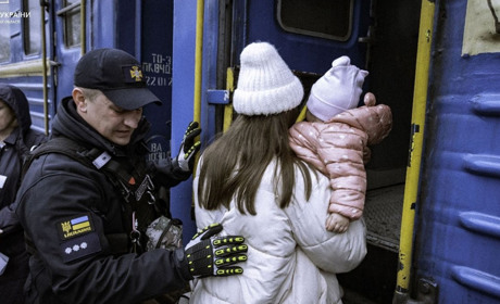 З Авдіївки евакуювали двох дітей: відео