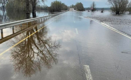 Через паводок на Чернігівщині заборонили рух регіональною дорогою та перекривають понтонну переправу