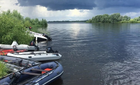 На Херсонщині військові рф скинули з дрона гранату в човен з молодими людьми