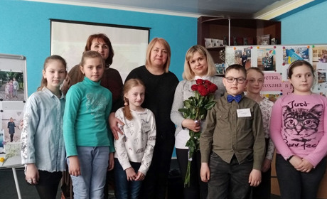 Грались в журналістів та надихались творчістю: поетеса Юлія Сміян зустрілась з четверокласниками