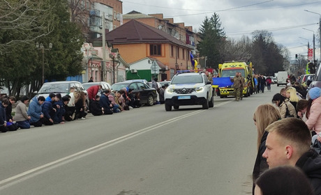 Барська громада зустріла загиблого воїна Богдана Пацьору, який Героєм навіки повернувся додому