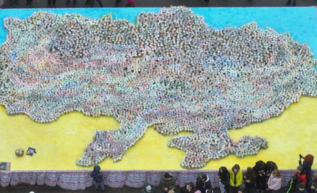 Національний рекорд: на Одещині створили найбільшу мапу України з великодніх пасок для ЗСУ