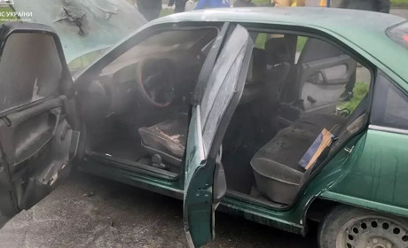 У Жовтих Водах серед вулиці загорілася машина: фото