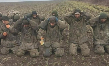 Група російських окупантів здалася в полон під Мар'їнкою