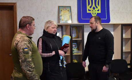 У Куп’янську нагороду сина отримала мама захисника