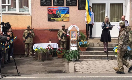 У Рахівській громаді встановили пам'ятні дошки загиблим Героям
