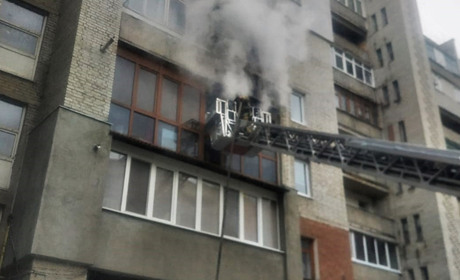 У Калуші загорілась багатоповерхівка. Рятувальники евакуювали 10 людей