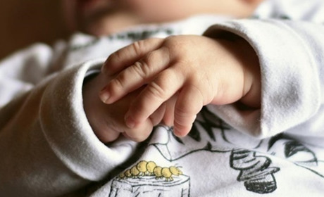 В селищі під Одесою знайшли сумку з немовлям: малюк народився не в лікарні, його матір шукають