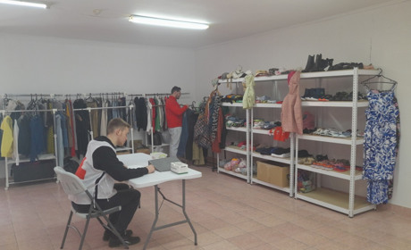 У Рахові запрацював "Банк одягу", де вразливі категорії можуть безкоштовно отримати одяг та взуття