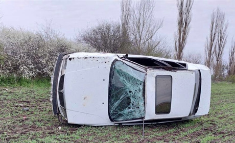 У Подільському районі автівка з'їхала з дороги та перекинулася, загинула людина