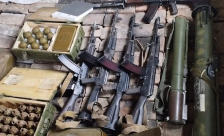 У прифронтових районах Луганщини виявлено схрон з російським озброєнням. Що в арсеналі