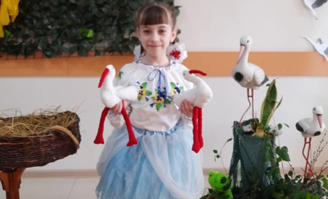 Лелека - символ Перемоги: тростянецькі школярі започаткували челендж і допомагають захисникам