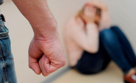 У торговому центрі Южного чоловік побив жінку (ФОТО)