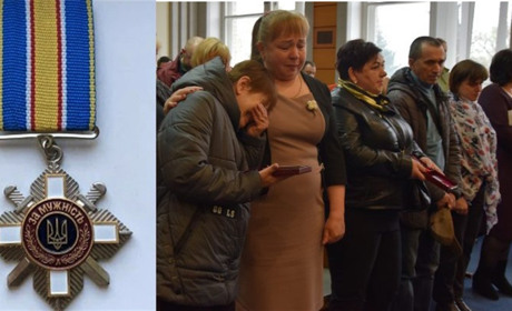 У Переяславі батькам загиблих Героїв-синів передали їхні бойові ордени