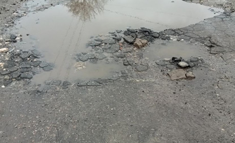 Мешканці Краснограда жаліються на стан дороги на вулиці Благовіщенській: коли планують її ремонт