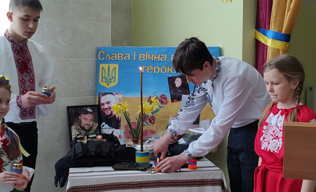 Новини воєнного часу. Старокостянтинівщина. Про меморіальні дошки Героям та перемоги художників