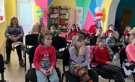 Міні-кінотеатр та майстер-класи: Червоний Хрест організував цікаве дозвілля для дітей у Краснограді