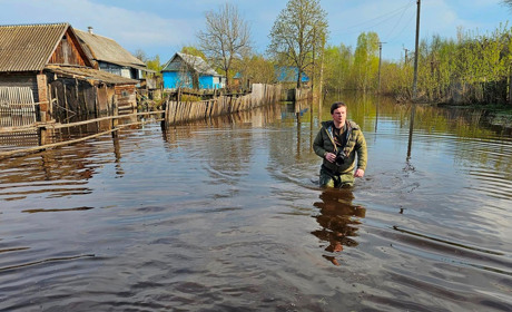 "Води — по пояс". Дмитро Комаров побував у підтопленому селі на Чернігівщині