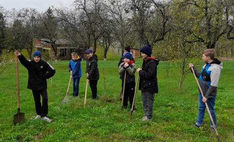 Доглядали за деревами, прибирали, садили квіти: учні Кам'янської школи відзначили День Землі