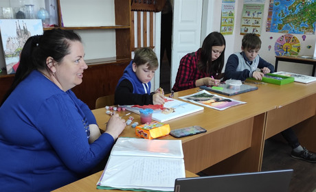 Роблять картини з алмазної вишивки, паєток і по номерах: в Кам’янській школі готуються до Дня матері