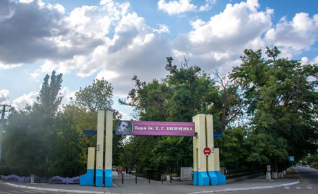 У Генічеську російські загарбники почали будівництво у парку Шевченка. Що планують звести