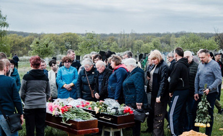 Життя землячок обірвалося в одну мить: куп’янчани попрощалися із загиблими в музеї