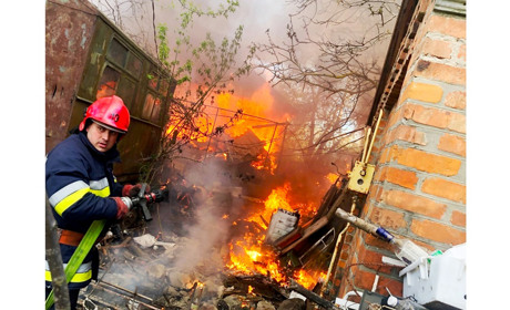 Пожежа у Черняхові Кагарлицької громади: вогонь пошкодив будівлі та автомобіль