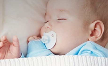 Чи можна давати пустушку новонародженому?