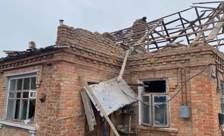 Російські окупанти вдарили по Нікополю: загинув місцевий мешканець, пошкоджено будинки