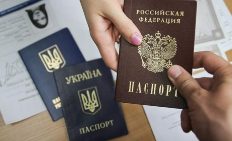 Колаборантів з окупованої Херсонщини змушують на камеру відмовлятися від українського паспорта