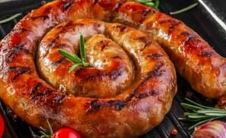 Як приготувати домашні ковбаски в духовці?