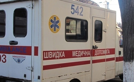 У Подільському районі майор поліції на мотоциклі врізався у припарковану автівку