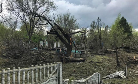 Взялися воювати з могилами: на Гуляйпільщині росіяни обстріляли кладовище