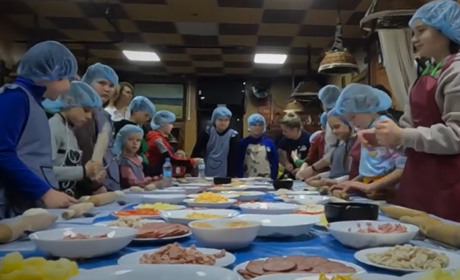 Провели 6 майстер-класів і вже планують наступні: у Краснограді дітей ВПО вчать готувати піцу
