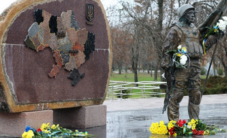У Нікополі відновлять пам’ятник воїнам АТО, у якого відсутній фрагмент - автомат: подробиці тендеру