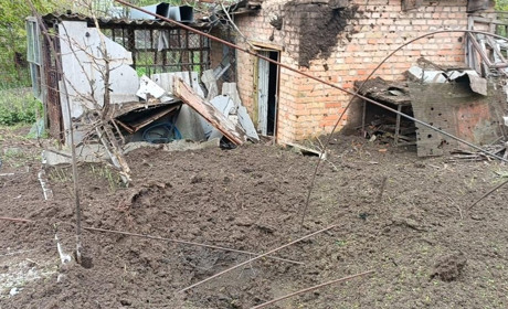 Поліція показала наслідки обстрілу Нікополя минулої доби: без постраждалих, але є пошкодження житла