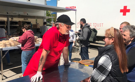 У центрі Южного волонтери з-за кордону пригощали містян випічкою (ФОТО)